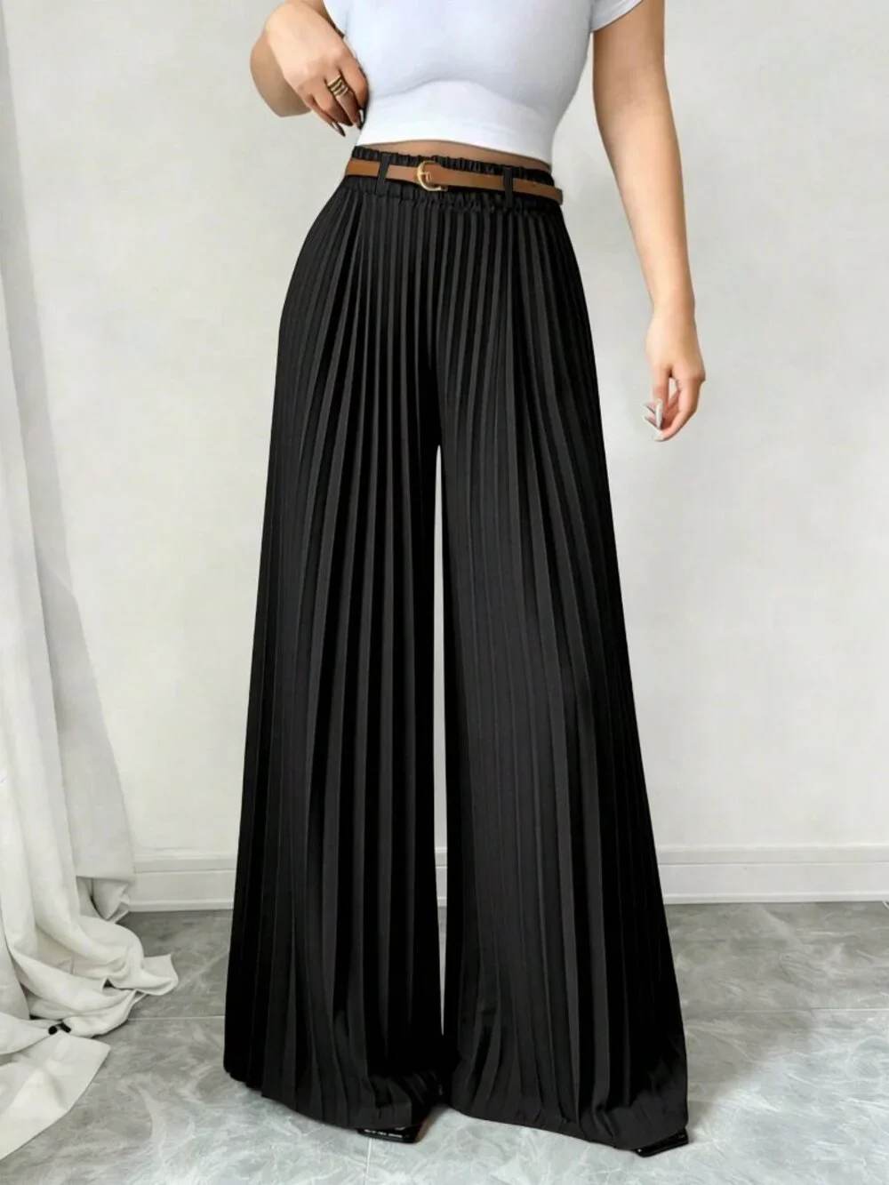Black Elegant Women's Minimalist Pleated Casual Pants - Picture 2 of 7